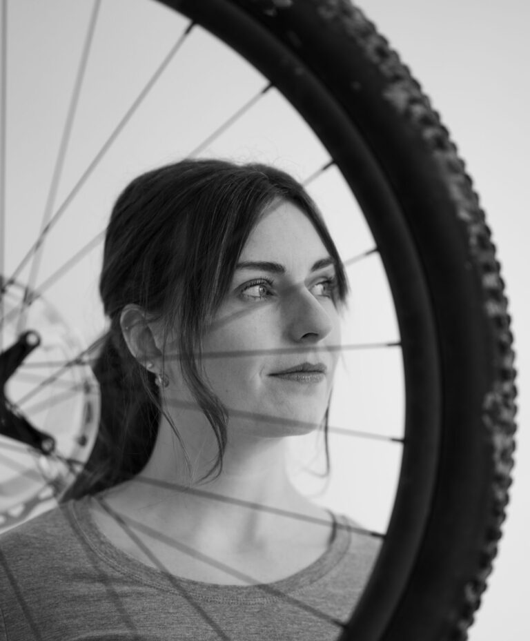 Nathalie Weber Porträt mit Fahrradspeiche